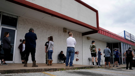 Menschen, die infolge des Ausbruchs des Coronavirus ihren Arbeitsplatz verloren haben, stehen am 6. April 2020 vor dem Arkansas Workforce Center in Fayetteville Schlange, um sich arbeitslos zu melden.