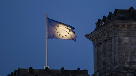 Bis zu drei Jahre Gefängnis: Bundestag stellt Verbrennen von EU-Flaggen unter Strafe
