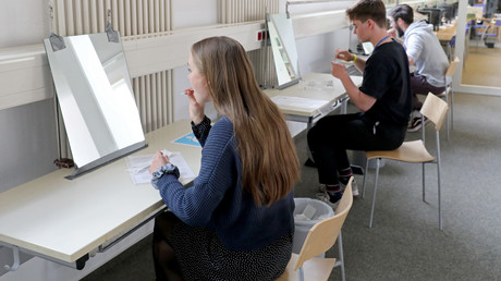 Grüner Punkt = nicht infiziert: Kritik an Corona-Massentests an einem Gymnasium