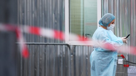 Wegen Zwangsquarantäne: Ausländer greift Krankenschwester in russischer Klinik an
