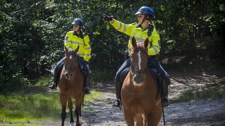 Berittene Polizisten nehmen an Salsa-Kurs unter freiem Himmel teil