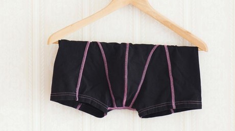 Rumäniens Sportminister gibt Interview in Boxershorts – Gesichtsausdruck des Moderators geht viral