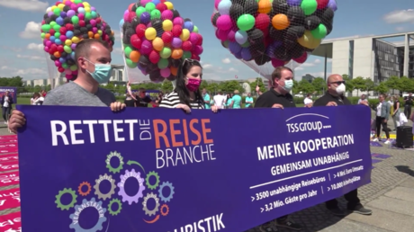 Busunternehmer und Reiseveranstalter fordern bei Protesten in Berlin staatliche Soforthilfe