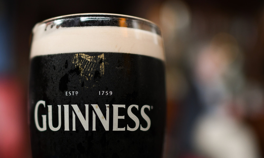 Zum Wohl der Pflanzen: Weihnachtsbäume während Kneipen-Aus durch Corona mit Guinness gedüngt