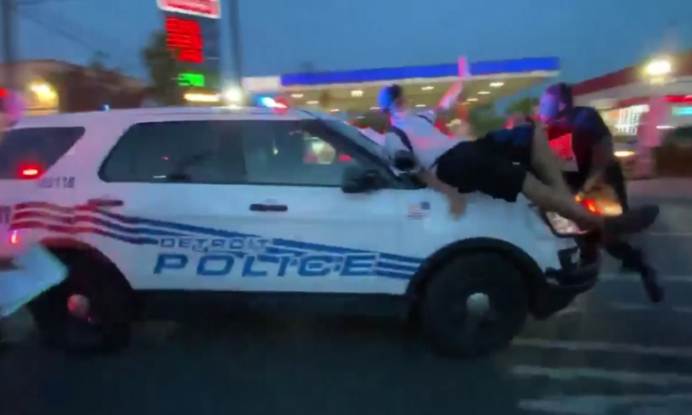 BLM-Proteste in den USA: Polizeiwagen rast mit Demonstranten auf der Motorhaube davon