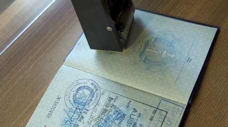 "Abreiseland DDR": Online-Fragebogen für Einreisende nach Großbritannien sorgt für Spott