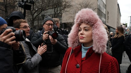 "Wir brauchen eine Revolution": Schauspielerin Rose McGowan vergleicht USA mit einer Sekte
