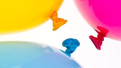 Polizei gegen Luftballon: Streifenwagenfahrer scheitert bei wiederholten Überfahrversuchen