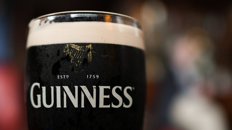 Zum Wohl der Pflanzen: Weihnachtsbäume während Kneipen-Aus durch Corona mit Guinness gedüngt