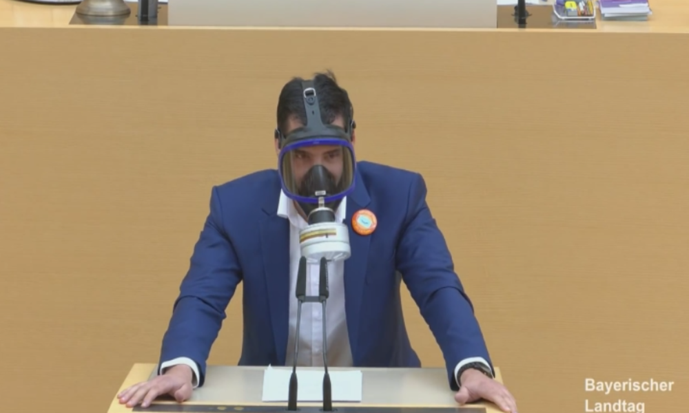"Ist doch Maskenpflicht!" – AfD-Abgeordneter will Rede mit Vollmaske halten und wird gerügt