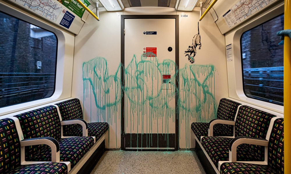 Banksy bemalt U-Bahn-Waggon in London: Ratten-Bilder werben für Mundschutz
