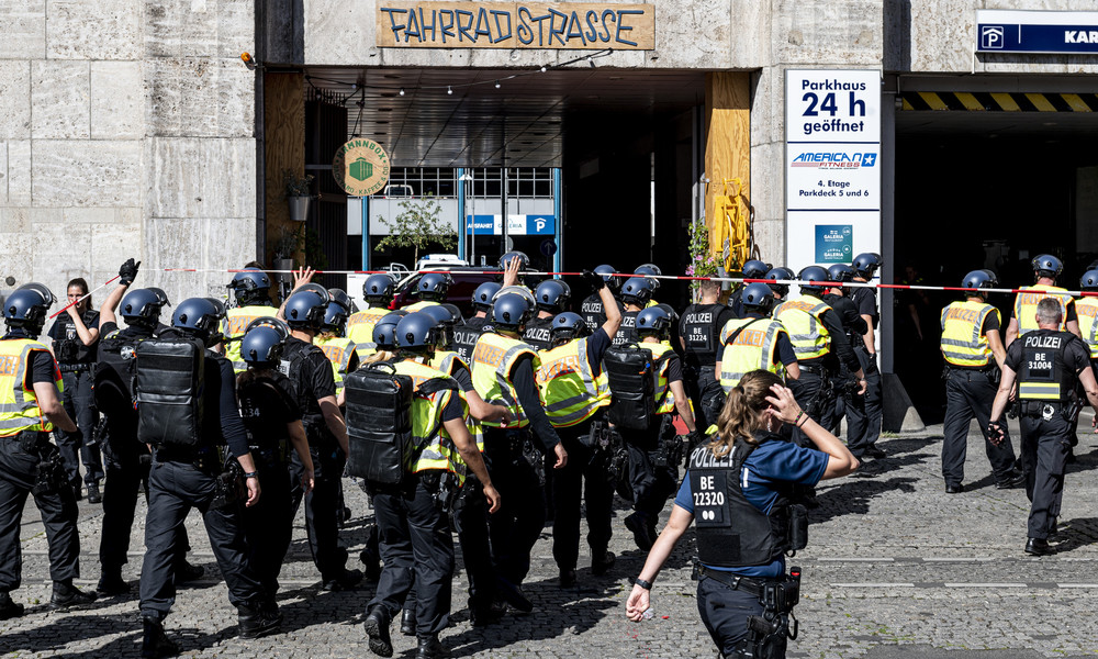 LIVE: Raubüberfall bei Karstadt in Berlin-Neukölln – Polizei mit Großaufgebot vor Ort