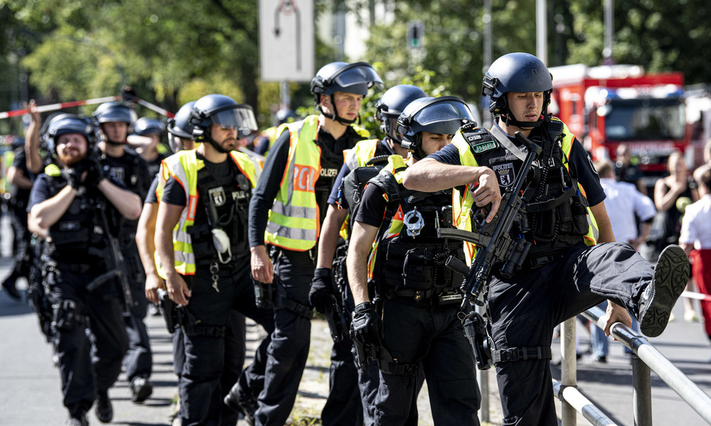 Raubüberfall auf Bankfiliale im Karstadt von Berlin-Neukölln – Viele Sondereinsatzkräfte vor Ort
