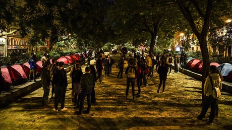 Zeltstadt für jugendliche Migranten in Paris sorgt für Diskussionen: Jugendliche oder Erwachsene?