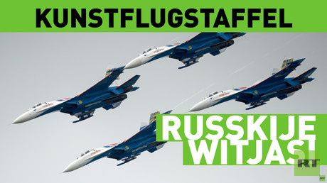 Russische Kunstflugstaffel demonstriert ihr Können am Himmel