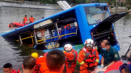 China: Bus mit Schulkindern stürzt ins Wasser – mindestens 21 Tote