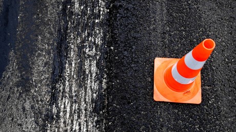 Fallgrube unter dem Asphalt: Auto versinkt in Straße in Kaliningrad