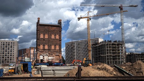 Erstmals seit über 40 Jahren: Bauarbeiter verlagern kompletten Altbau in Moskau