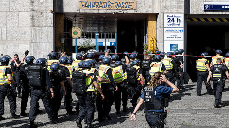 LIVE: Raubüberfall bei Karstadt in Berlin-Neukölln – Polizei mit Großaufgebot vor Ort