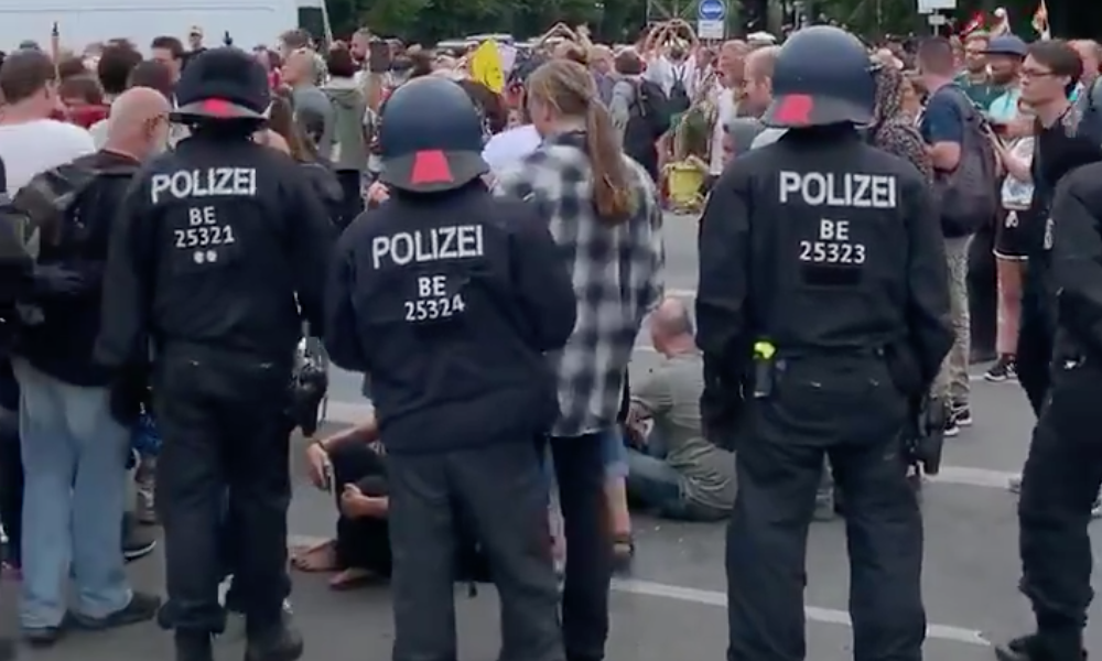 Es geht weiter: Polizei löst Versammlung an Berliner Siegessäule auf