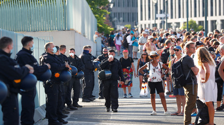 Bei der Demo gegen die Corona-Beschränkungen am 1. August in Berlin: Demostranten vor einer Polizeikette