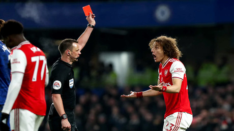 Schiedsrichter in England dürfen Spieler wegen Anhustens der Gegner des Feldes verweisen