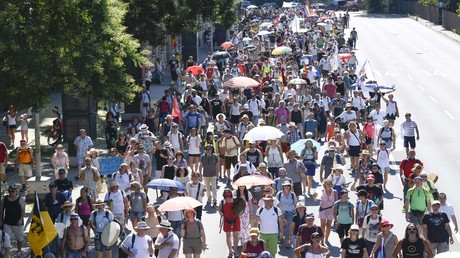 Demo gegen Corona-Beschränkungen zieht durch Stuttgart