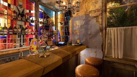 dreier mit barkeeper und afroboy dreier mit barkeeper und afroboy