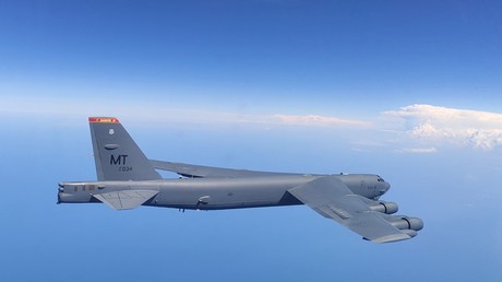 Russische Su-27 fangen US-Bomber an russischer Grenze ab – Pentagon übt Kritik an russischen Piloten