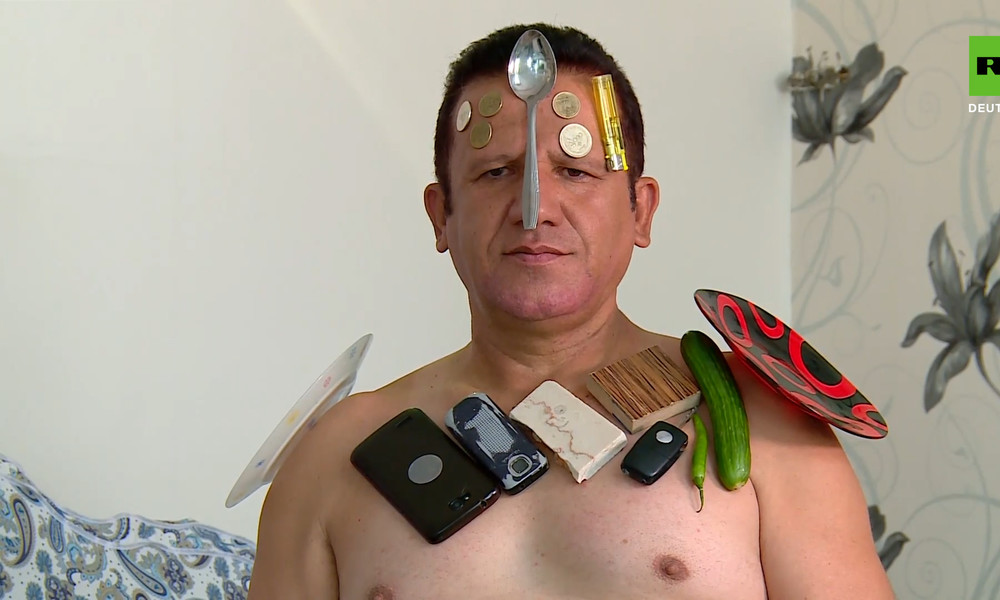 Der Magnet-Künstler: Kleben und kleben lassen (Video)