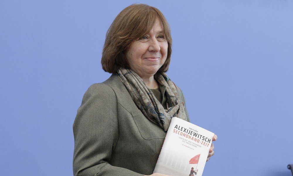 Weißrussische Literaturnobelpreisträgerin Alexijewitsch verlässt Heimat – "keine Flucht"