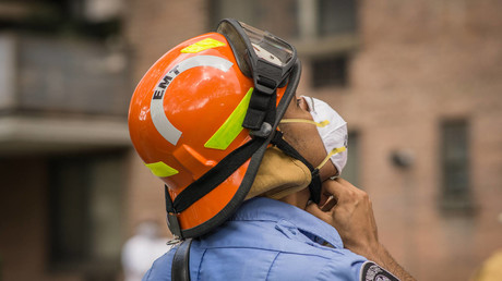 Spektakuläre Rettungsaktion im 16. Stock: Feuerwehrmann sichert Frau ab