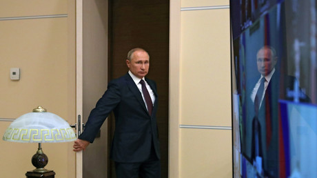 Der russische Präsident Wladimir Putin kommt zu einem Treffen mit Mitgliedern des Sicherheitsrates nahe Moskau am 4. September 2020.