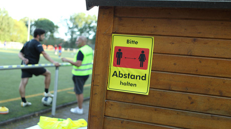 Aus Angst vor Covid-Ansteckung: Fußballteam hält soziale Distanz ein und verliert mit 0:37