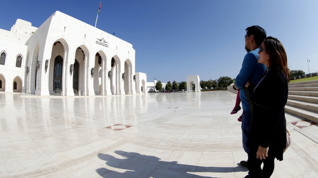 Oman: Touristen und Einheimischen drohen Haftstrafen für Tragen schulter- und kniefreier Kleidung