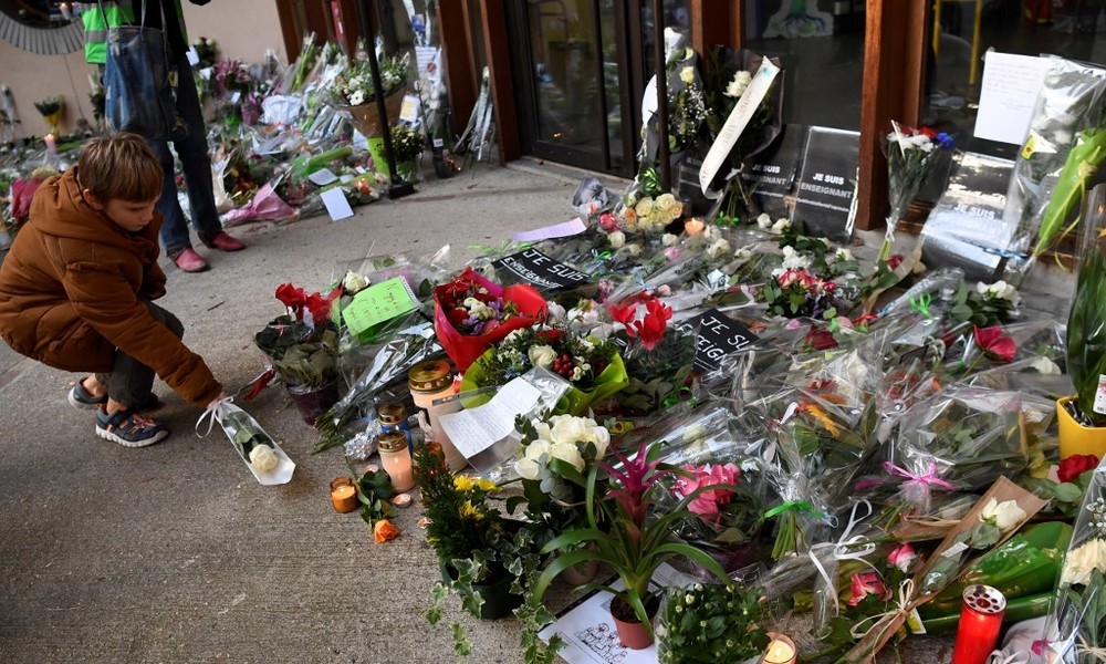 LIVE: Trauernde Bürger legen Blumen nieder, um in Frankreich ermordetem Lehrer zu gedenken