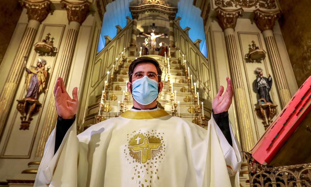 Gib mir fünf! Unschuldige Reaktion eines Mädchens auf Segen eines Priesters geht viral