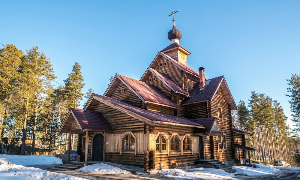 Russland: Ausländer stiehlt Geldspenden aus Kirche und kauft sich ein Smartphone