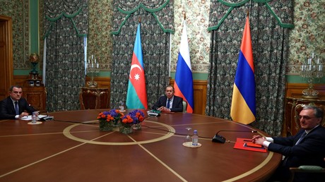 Armenien und Aserbaidschan vereinbaren Waffenruhe in Bergkarabach