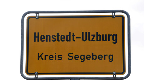 "Zwischenfall" bei Demo gegen AfD: Auto fährt in Demonstranten-Gruppe