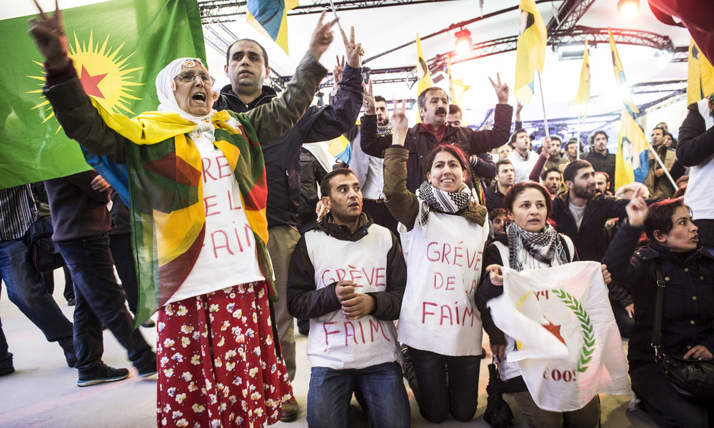 #OccupyEP: Kurdische Demonstranten stürmen EU-Parlament wegen Kobane Belagerung