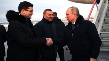 Warum hält Putin die Corona-Regeln nicht ein? – Der Kreml gibt Erklärung ab