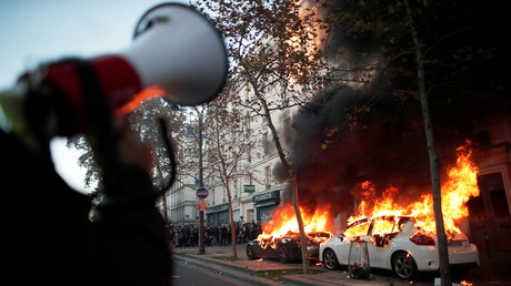 Massiver Protest in Frankreich gegen umstrittenes Sicherheitsgesetz: Tränengas, Knüppel, Barrikaden