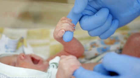 Drama in Russland: Familie eines Neugeborenen stirbt an den Folgen von COVID-19