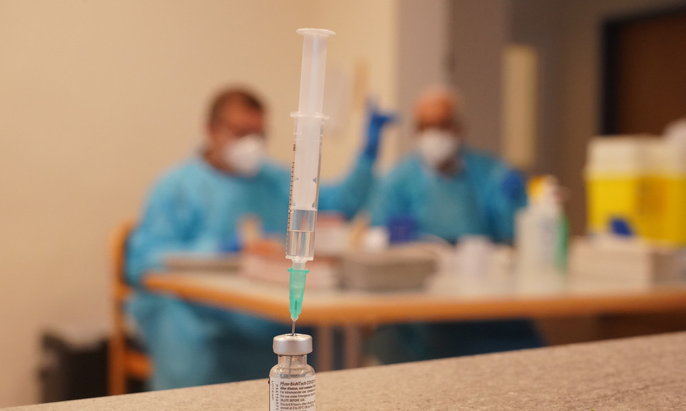 Pflegeheimmitarbeiter erhalten aus Versehen fünffache Impfstoffdosis