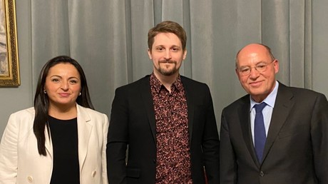 Gysi und Dağdelen besuchen Snowden in Moskau und appellieren an Bundesregierung