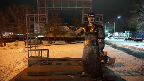 "Sinnbild des Jahres 2020": Frauenskulptur sorgt für Häme und Empörung in Russland