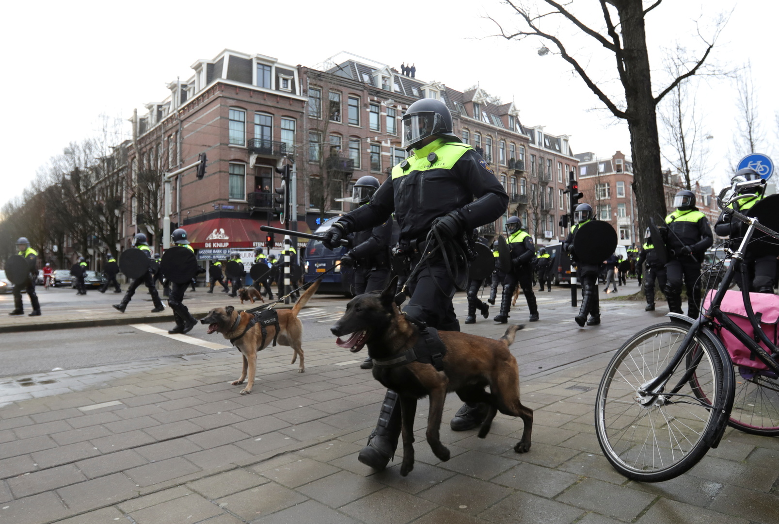 Niederlande: Massive Krawalle und Polizeigewalt bei ...