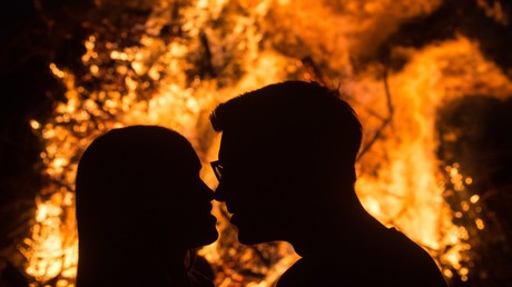 Falschalarm wegen Geschlechtsverkehrs: Nachbarn halten Licht in Wohnung für Flammen