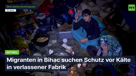 Migranten suchen in Fabrikruine in Bihać Schutz vor Kälte